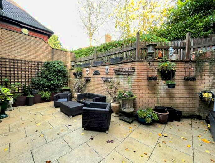 2 Bedroom Flat To Rent In Furze Hill, Kingswood, KT20