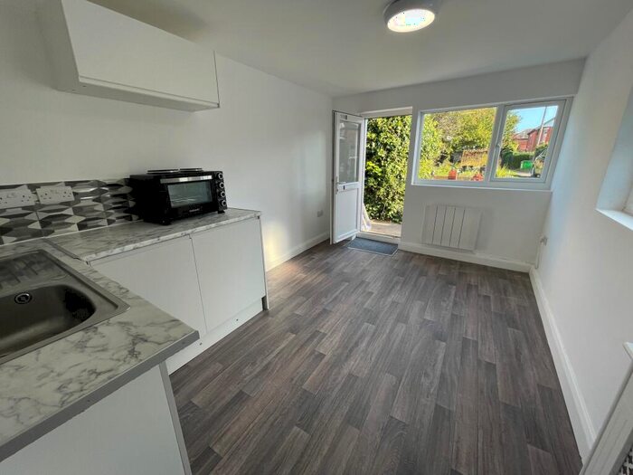 1 Bedroom Flat To Rent In Bargates, Christchurch, BH23