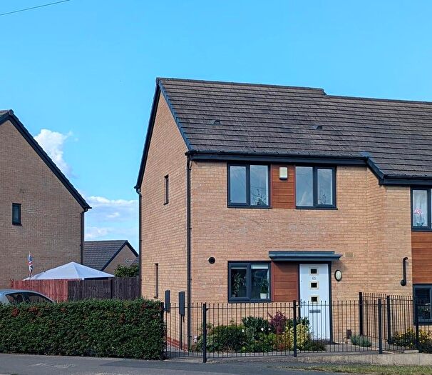 2 Bedroom Semi-Detached House For Sale In Roundwood Avenue, Bradford, BD10