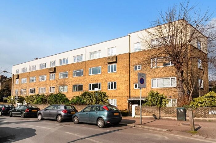 3 Bedroom Flat To Rent In Park Court, Balham Park Road, London, SW12