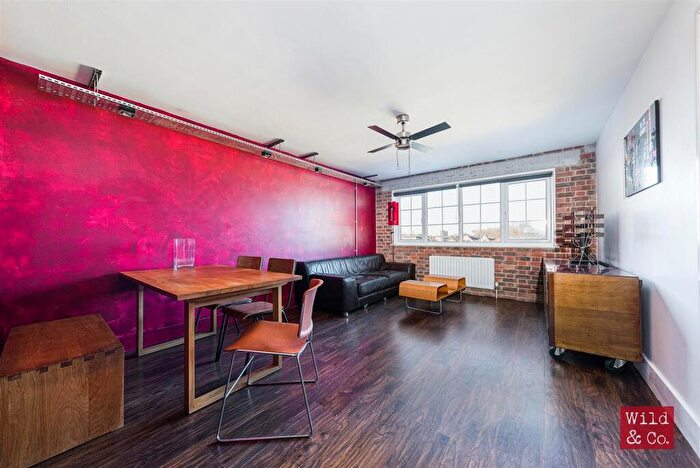 2 Bedroom Flat To Rent In Furrow Lane, Hackney, E9