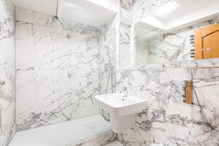 3 Bedroom Flat To Rent In Somerset Square, London, W14