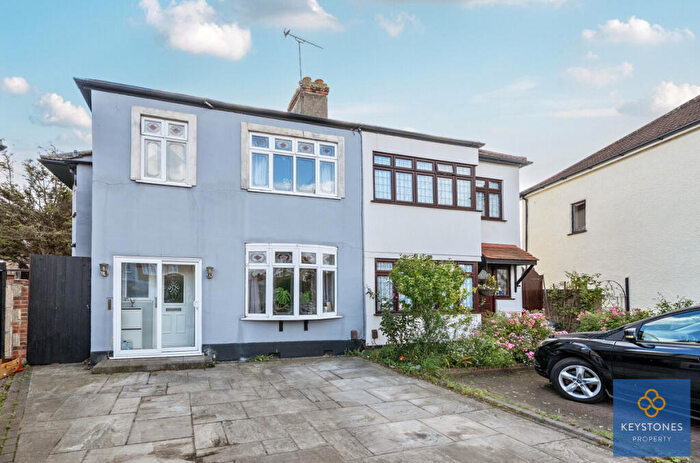 4 Bedroom Semi-Detached House For Sale In Gelsthorpe Road, Collier Row, RM5