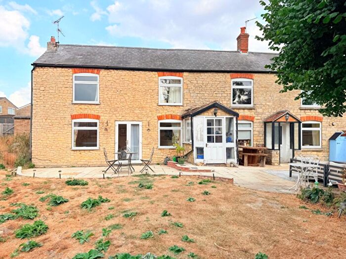 4 Bedroom Semi-Detached House For Sale In High Street, Deanshanger, MK19