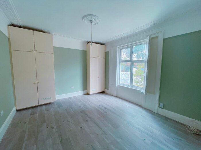 2 Bedroom Flat To Rent In Woodlands Grove, Isleworth, TW7