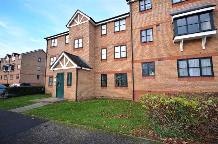 2 Bedroom Flat To Rent In Lovegrove Drive, Slough, SL2