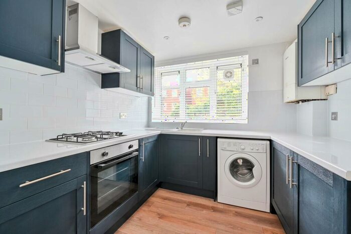 2 Bedroom Flat To Rent In St Marys Road, Nunhead, London, SE15