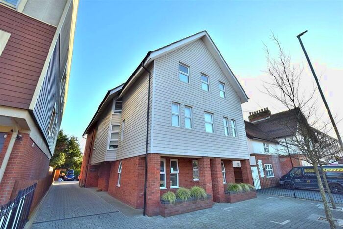 2 Bedroom Flat To Rent In Lymington Road, Highcliffe BH23