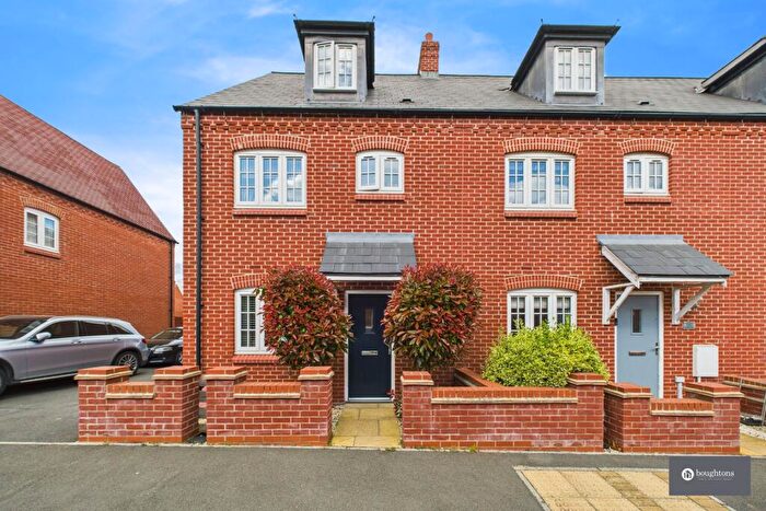 4 Bedroom Semi-Detached House For Sale In Foxhills Way, Brackley, NN13