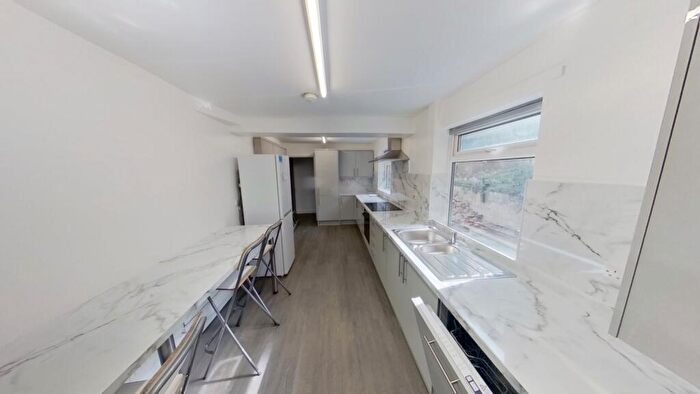 5 Bedroom Semi-Detached House To Rent In Burford Road, Nottingham, NG7