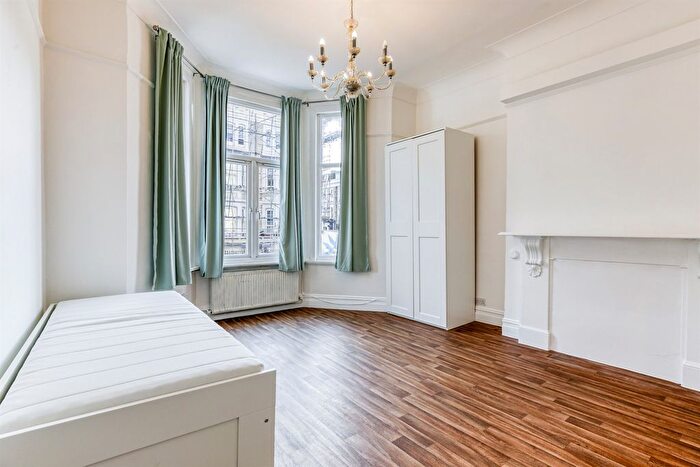 Studio To Rent In Warwick Road, SW5