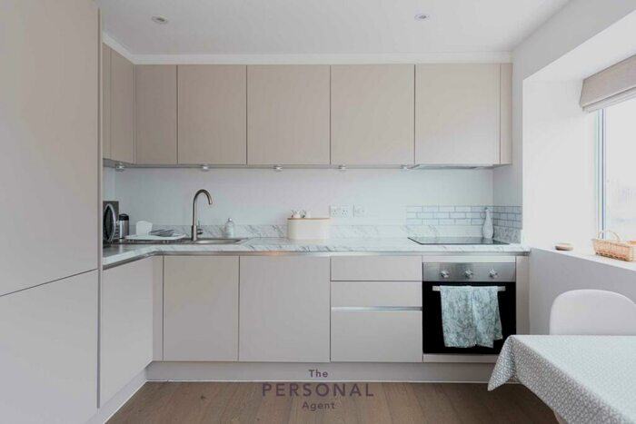 1 Bedroom Flat To Rent In East Street, Epsom, KT17