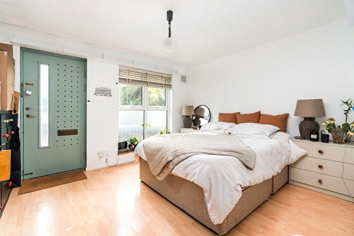 1 Bedroom Apartment To Rent In Grovelands Close, London, SE5