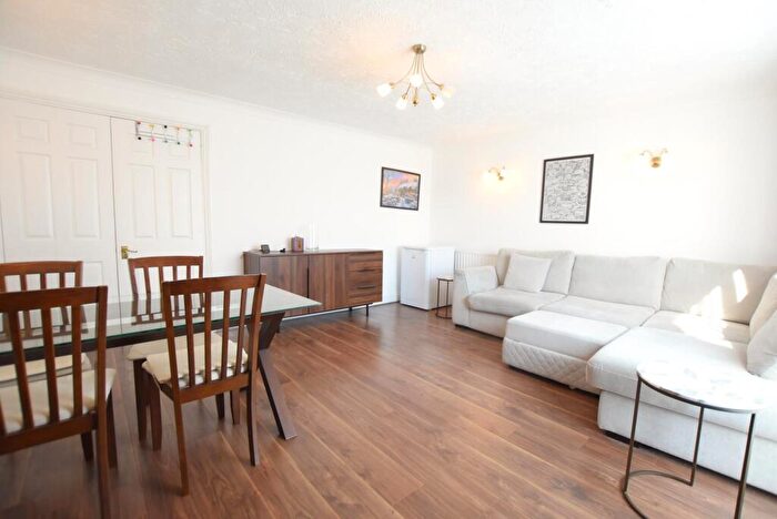 2 Bedroom Flat To Rent In Hadley Court, Ballards Lane, London, N3