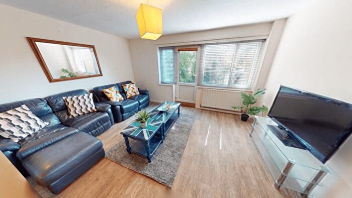 4 Bedroom Semi Detached House To Rent In Harlaxton Walk, Nottingham, NG3