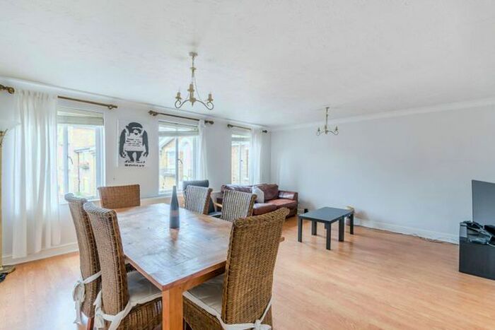 2 Bedroom Flat To Rent In Hillgate Place, Balham, London, SW12