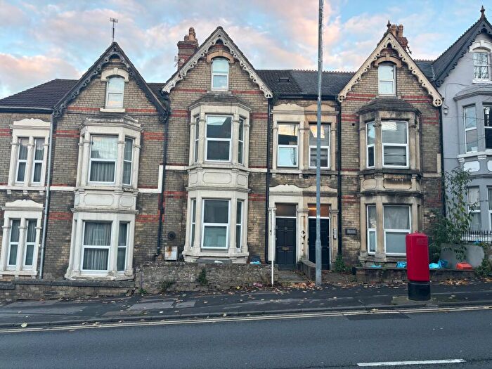 6 Bedroom Terraced House For Sale In Victoria Road, Swindon, Wiltshire, SN1