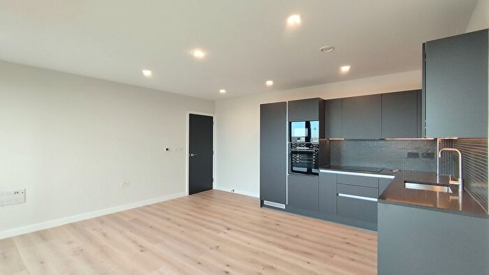 2 Bedroom Flat To Rent In Middle Road, London, W7