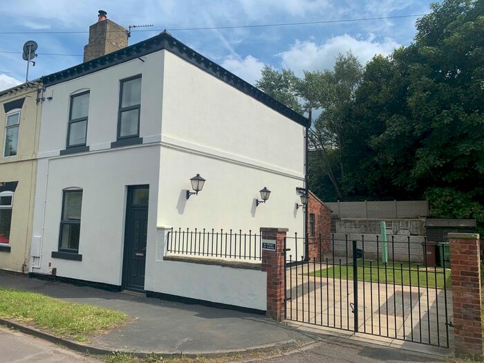 3 Bedroom End Of Terrace House To Rent In Silver Street, Outwood, Wakefield, WF1