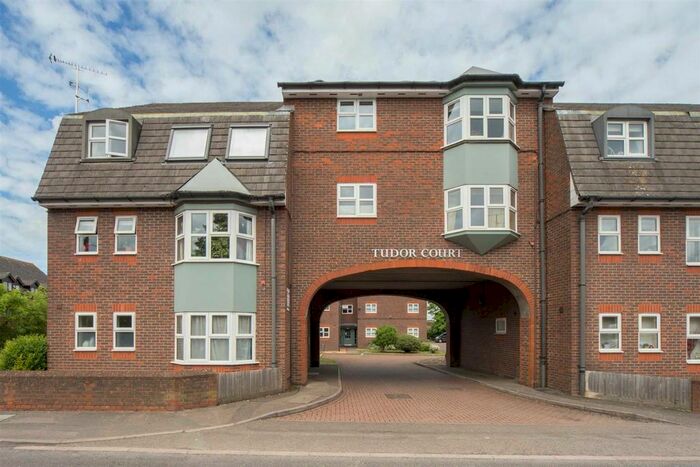 2 Bedroom Flat To Rent In Tudor Court, Park Street, Dunstable, LU6