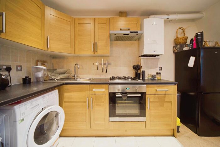 1 Bedroom Flat For Sale In Friern Barnet Road, London, London, N11