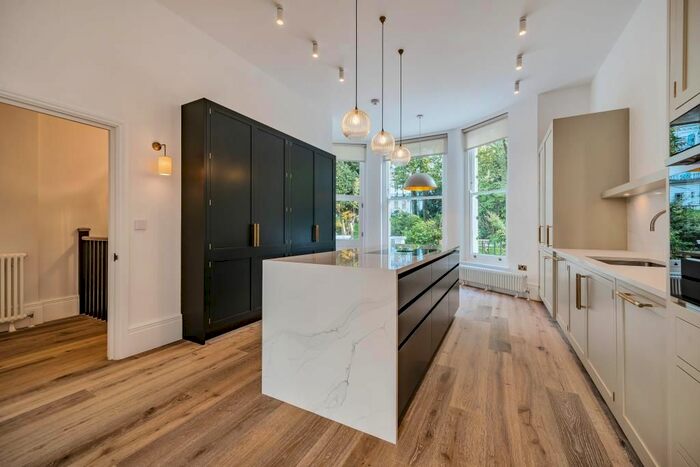 3 Bedroom Flat To Rent In Ladbroke Gardens, Notting Hill, W11