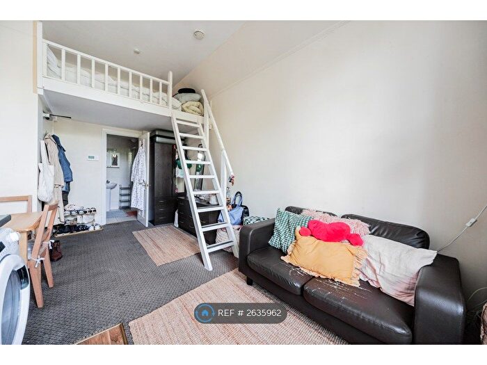 Studio To Rent In Cromwell House, London, SW5