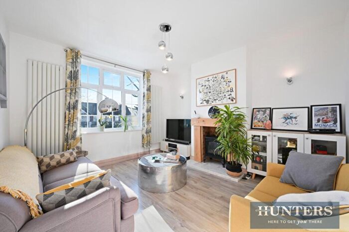 3 Bedroom Flat For Sale In Kingston Road, Epsom, KT19