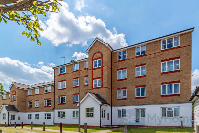 2 Bedroom Flat For Sale In Clarence Close, Barnet, EN4