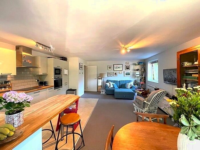 2 Bedroom Flat To Rent In Broomhill Road, Woodford Green, IG8