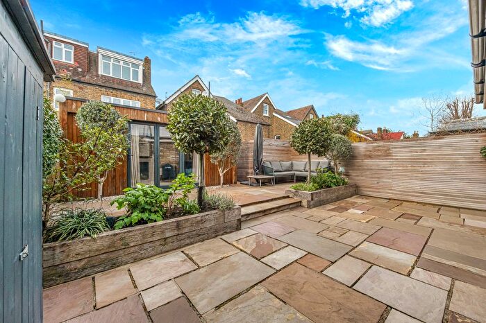 2 Bedroom Flat For Sale In Larkfield Road, Richmond, TW9