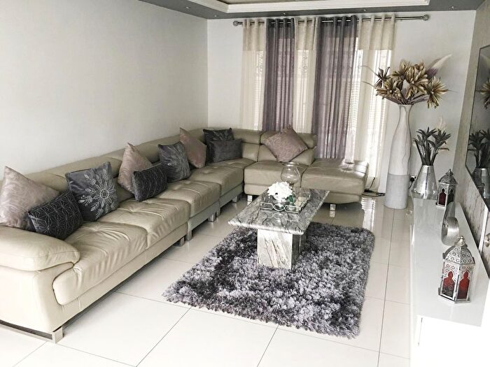 3 Bedroom End Of Terrace House To Rent In Fleethall Grove, Grays, RM16