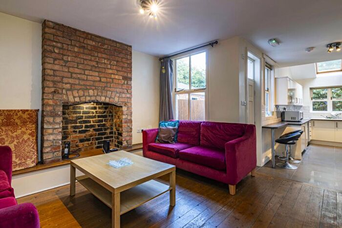 6 Bedroom Semi-Detached House To Rent In Cycle Road, NG7