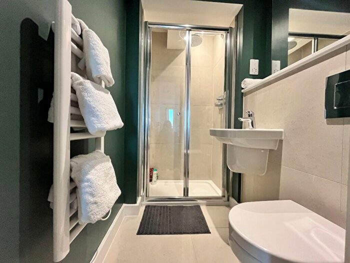 2 Bedroom Duplex To Rent In Spinners Way, Manchester, Greater Manchester, [aVE], M15