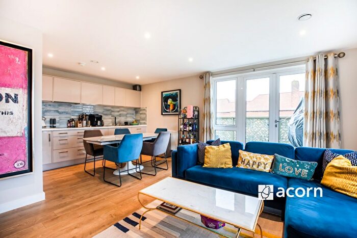 2 Bedroom Flat To Rent In Broome Way, London, SE5