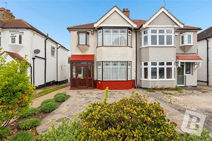 3 Bedroom Semi Detached House For Sale In Meadowside Road, Upminster, RM14