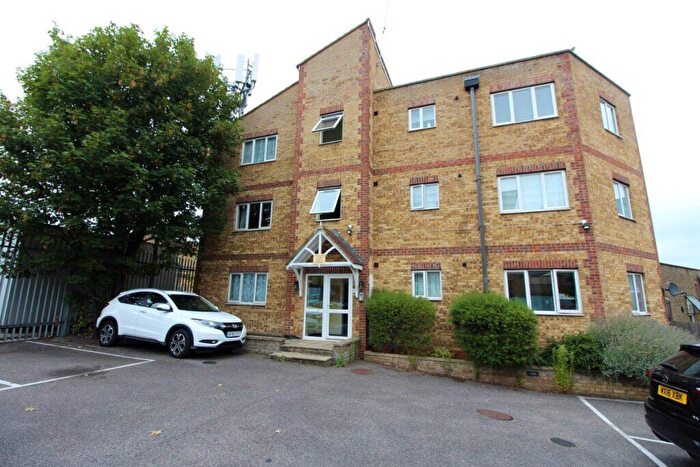 1 Bedroom Flat To Rent In Cranbrook Lane, N11