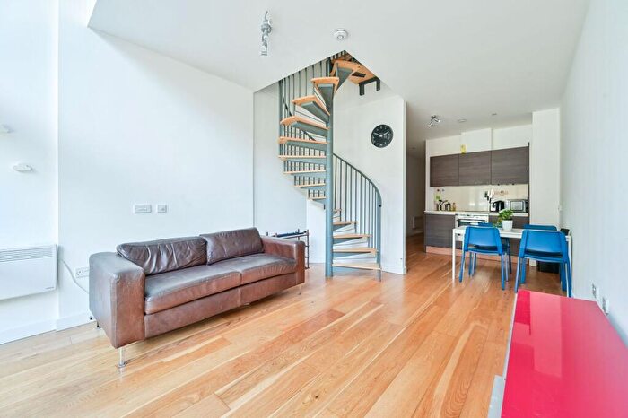 2 Bedroom Flat To Rent In Crampton Street, Elephant And Castle, London, SE17