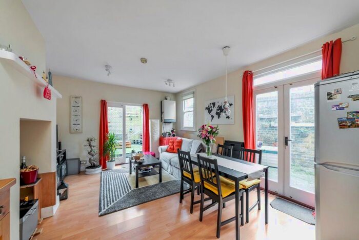 1 Bedroom Flat To Rent In Garratt Lane, Wandsworth, London, SW18