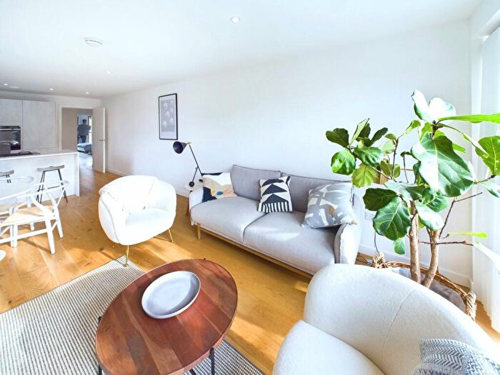 2 Bedroom Apartment To Rent In Hughes Close, Canonmills, Edinburgh, EH7