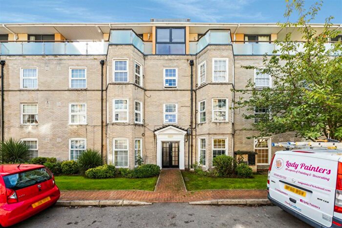 2 Bedroom Flat To Rent In West Barnes Lane, Raynes Park Borders, KT3