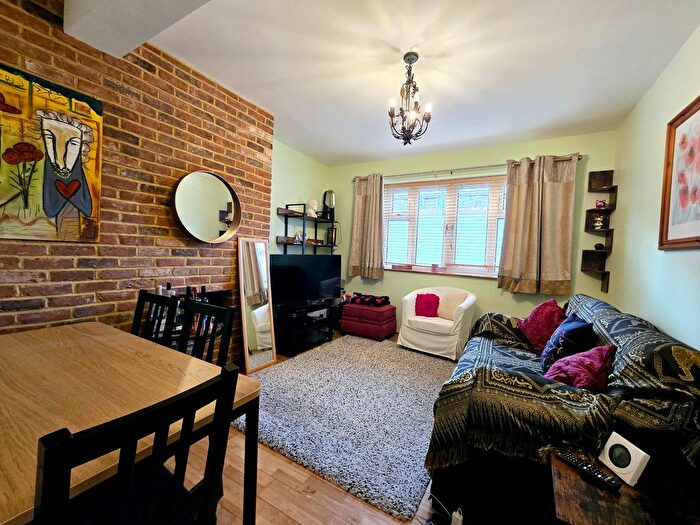 2 Bedroom Flat To Rent In Stockwell Road, Stockwell, SW9