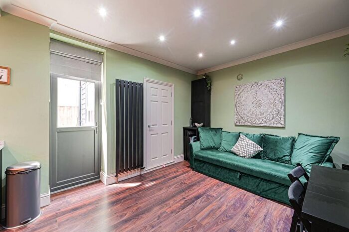 2 Bedroom Flat To Rent In Brighton Terrace, Brixton, London, SW9