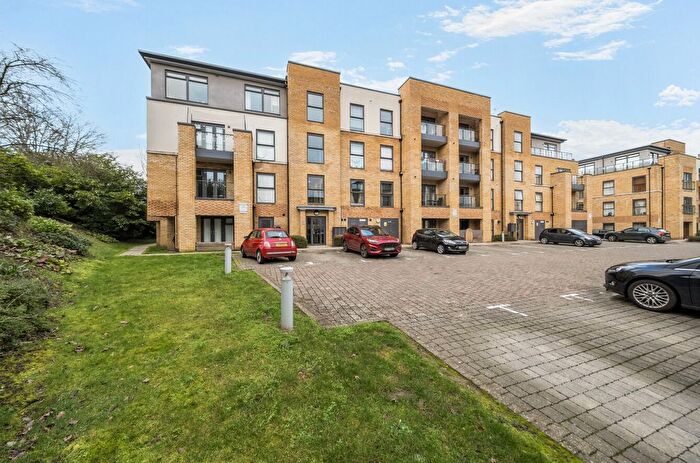 2 Bedroom Flat For Sale In Broad Lane, Bracknell, Berkshire, RG12