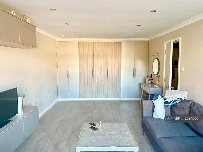 Studio To Rent In Hurst Court, London, SE25