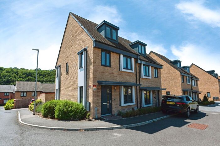3 Bedroom Semi Detached House For Sale In Castle Hill Drive, Ebbsfleet Valley, Swanscombe, Kent, DA10