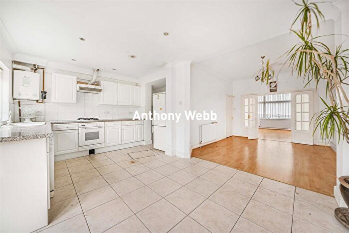 3 Bedroom Terraced House For Sale In Chimes Avenue, Palmers Green, N13