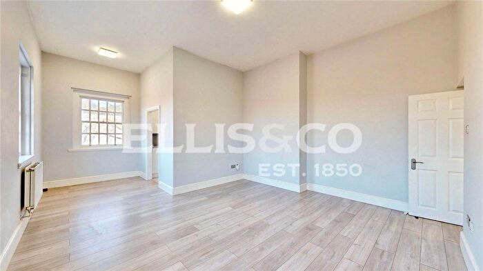 3 Bedroom Flat To Rent In West Park Road, Southall, UB2