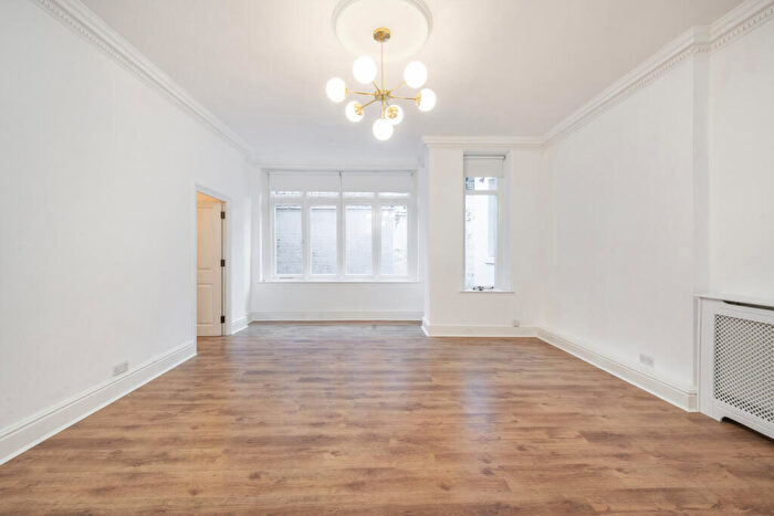 3 Bedroom Flat To Rent In Heath Drive, Hampstead, NW3
