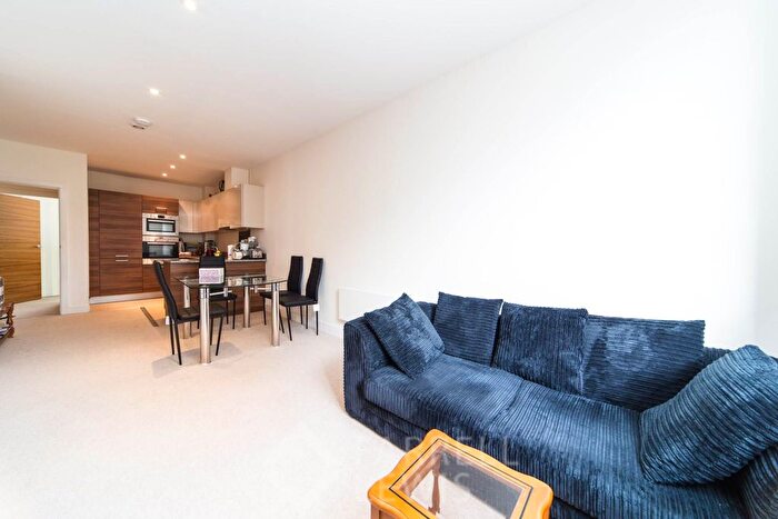 3 Bedroom Flat To Rent In Bromyard Avenue, Acton, W3